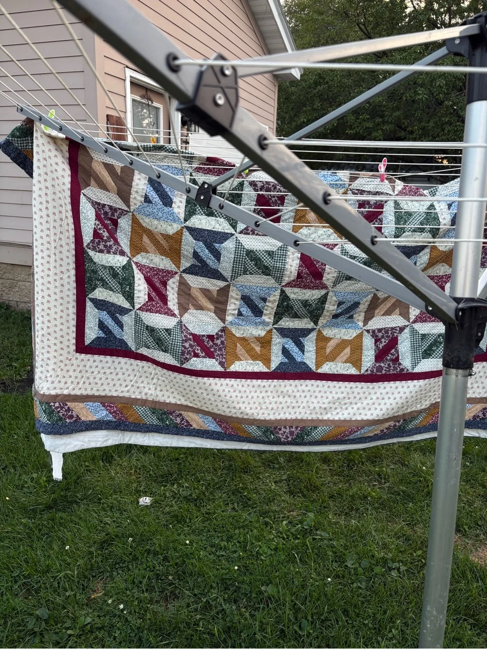 Vintage-Inspired Patchwork Quilt Spool Design